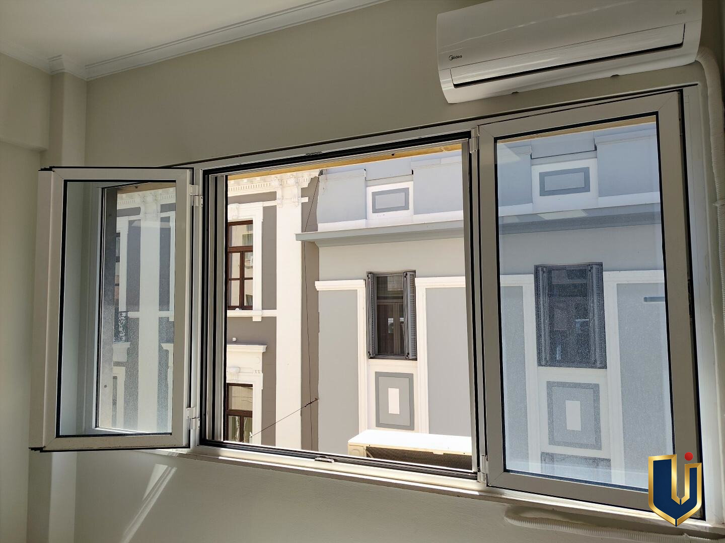 Renovated Office for Rent on Ermou Street Athens Fully renovated office for rent on Ermou Street, Athens, with new aluminium windows, double glazing and air conditioning.