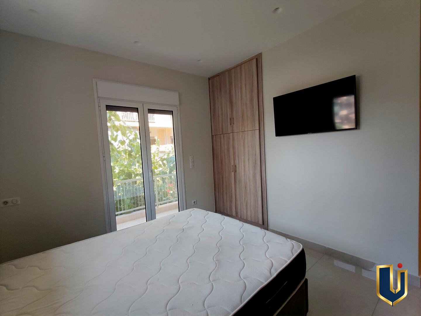 krevatokamara-ntoulapes-tileorasi-mpalkoni-stathmos-larisis-150-1026 Fully Renovated Smart Home Apartment for Rent near Larissis Metro, Athens | 150-1025