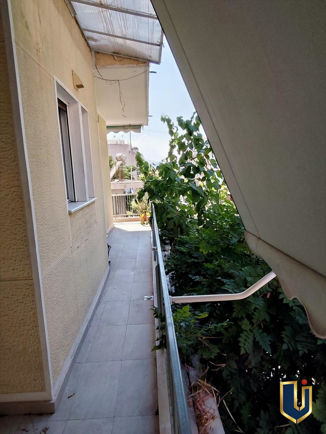 mpalkoni-me-prasino-kai-tenta-stathmos-larisis-150-1026 Fully Renovated Smart Home Apartment for Rent near Larissis Metro, Athens | 150-1025