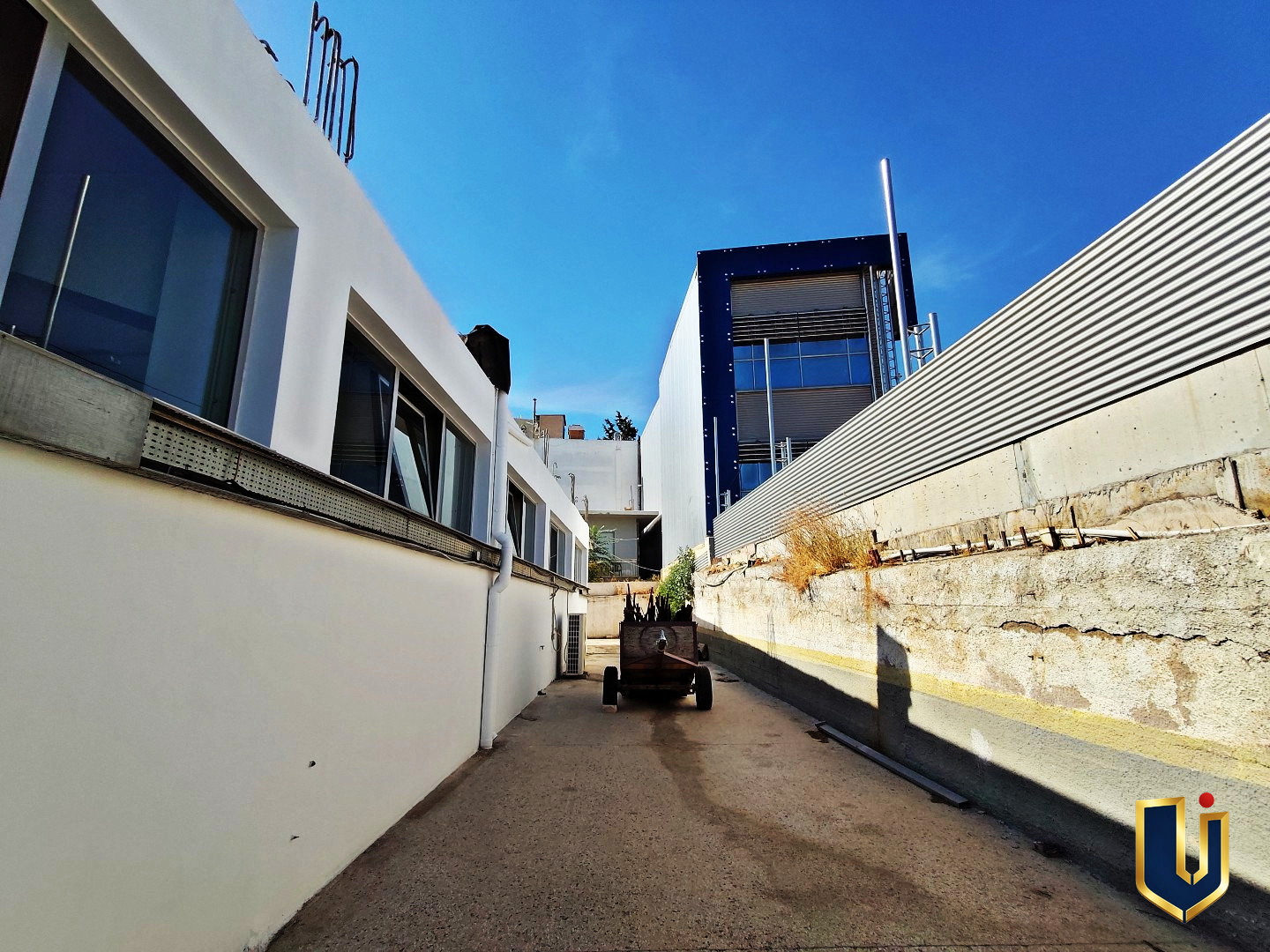 Commercial Property Side Access on Tatoiou Avenue, Metamorfosi | Urban Keys | 150-1071 Paved side access passage beside a commercial property on Tatoiou Avenue in Metamorfosi, Attica.